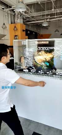 壹光年oled透明屏 高清晰 高透光 可升降 — 北京 数字展厅项目